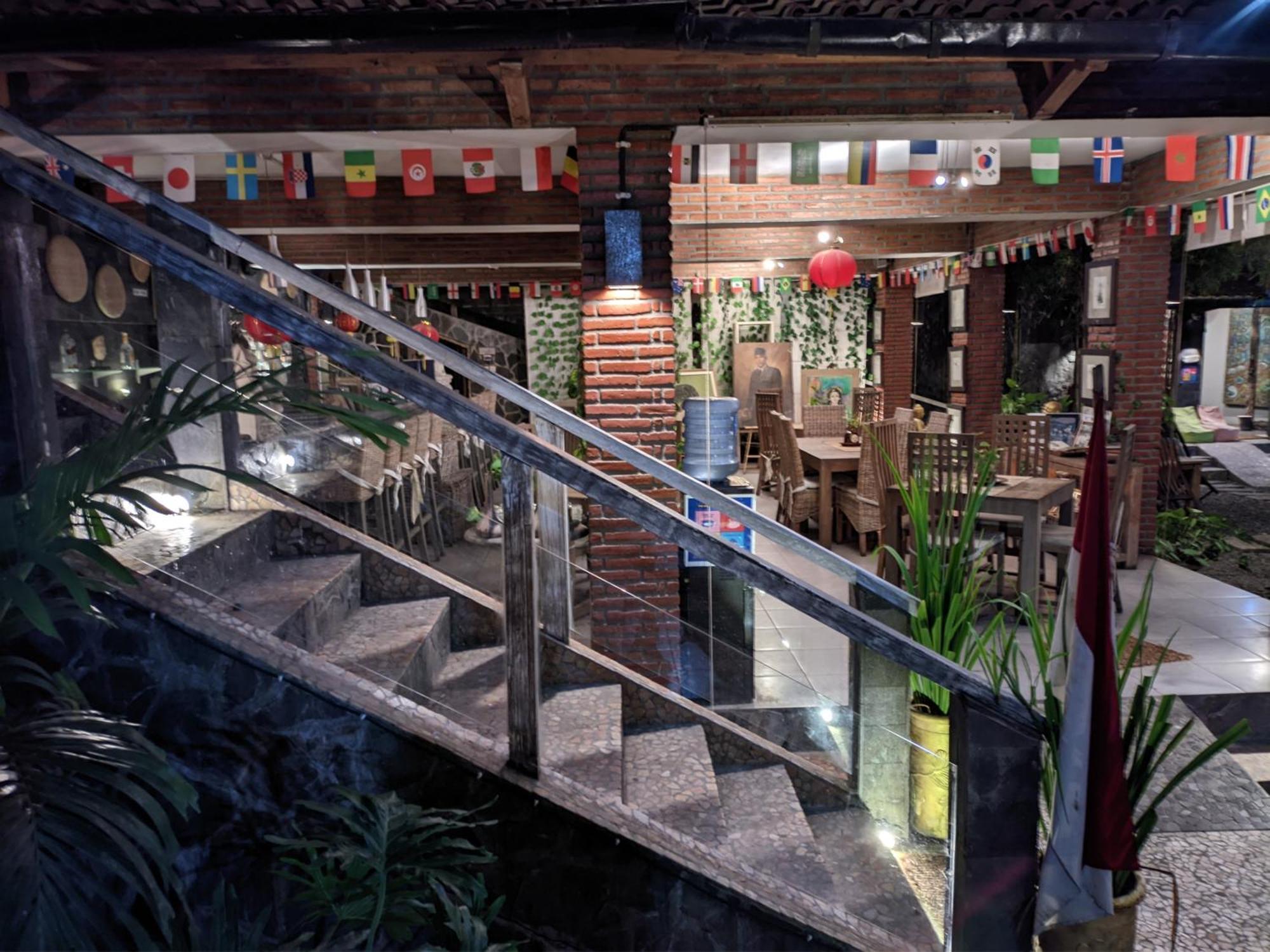 Astuti Gallery Homestay Jogjakarta Buitenkant foto