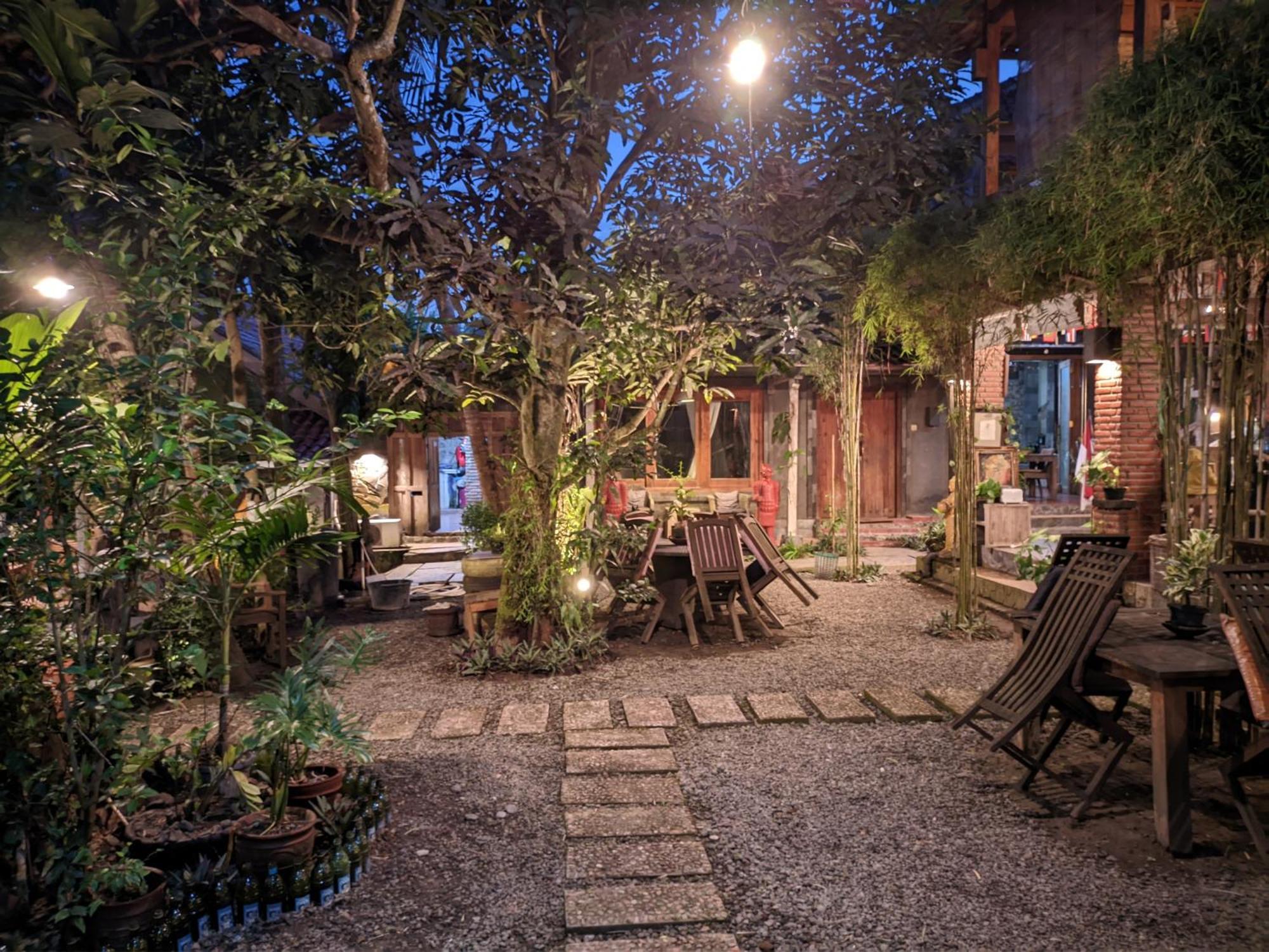 Astuti Gallery Homestay Jogjakarta Buitenkant foto