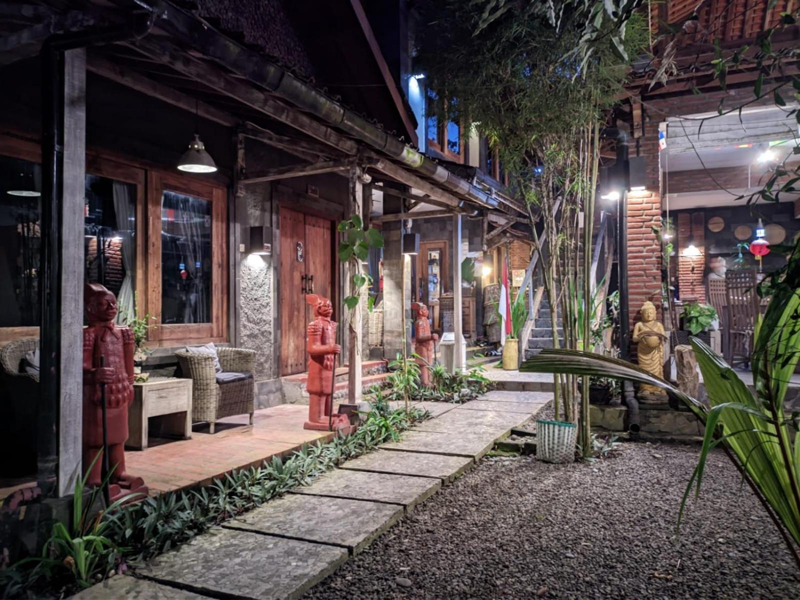 Astuti Gallery Homestay Jogjakarta Buitenkant foto