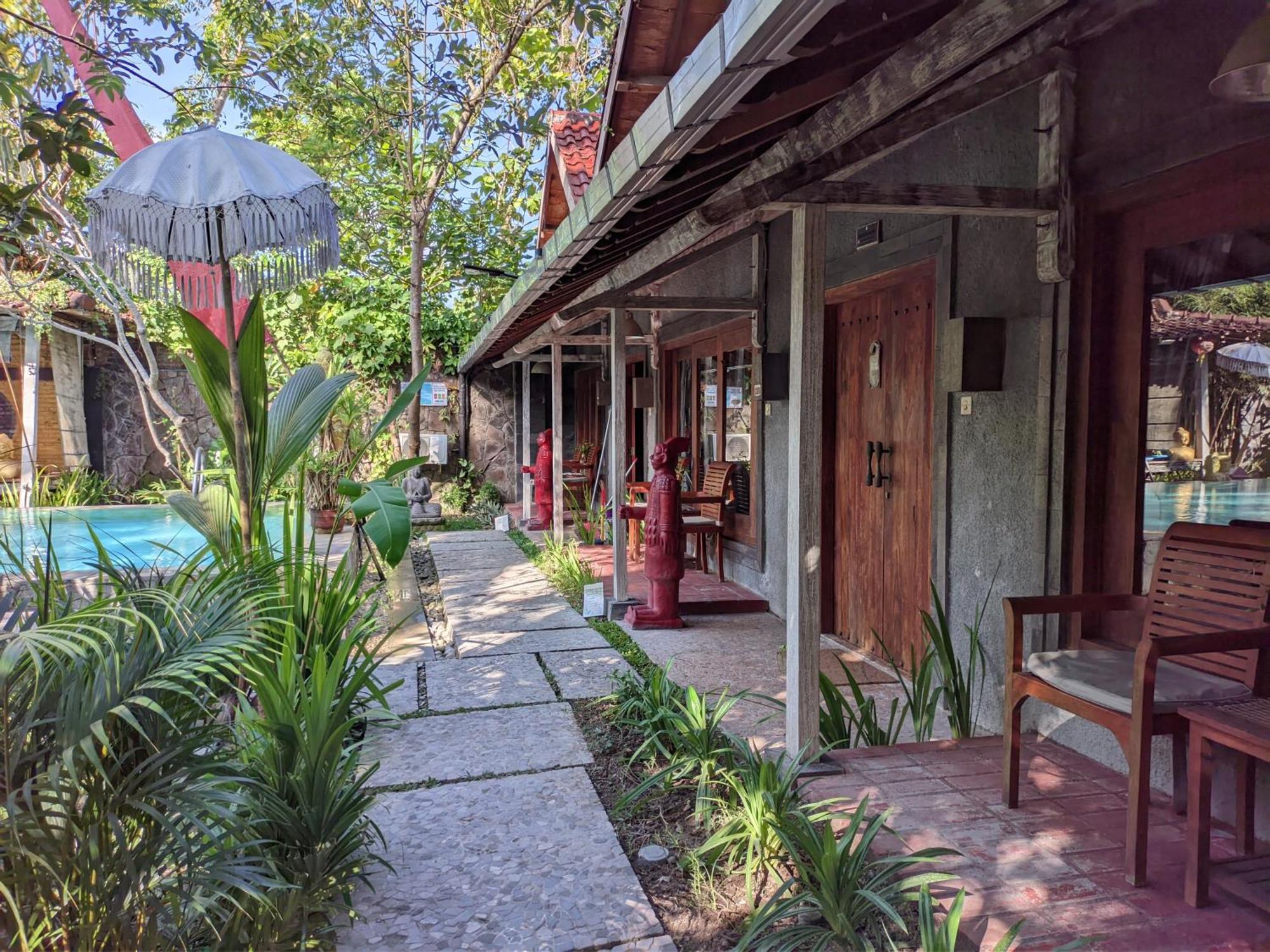 Astuti Gallery Homestay Jogjakarta Buitenkant foto