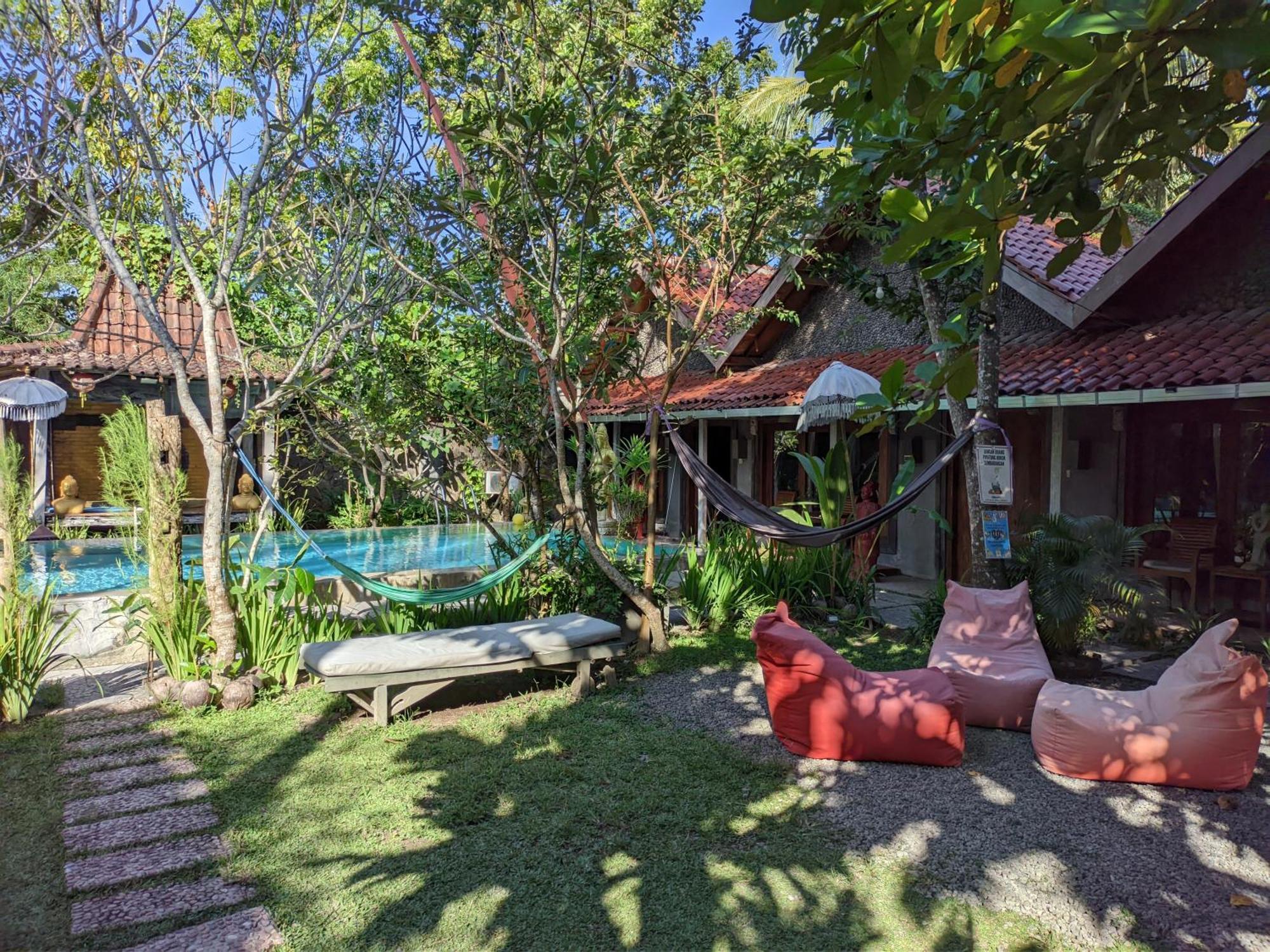 Astuti Gallery Homestay Jogjakarta Buitenkant foto