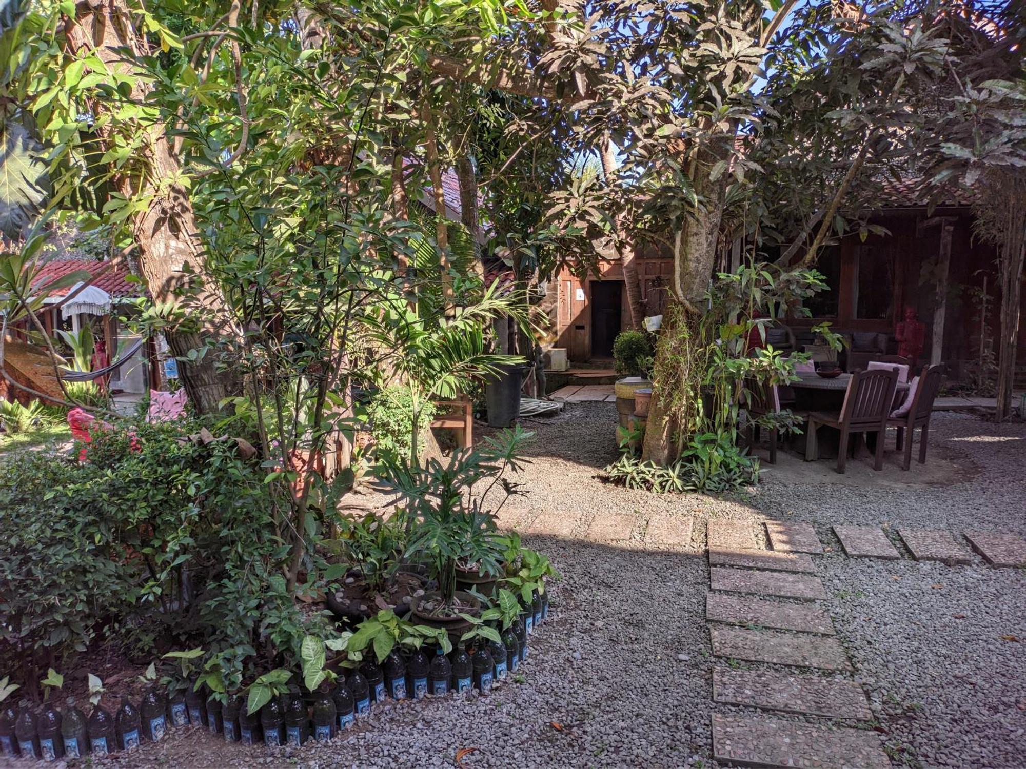 Astuti Gallery Homestay Jogjakarta Buitenkant foto