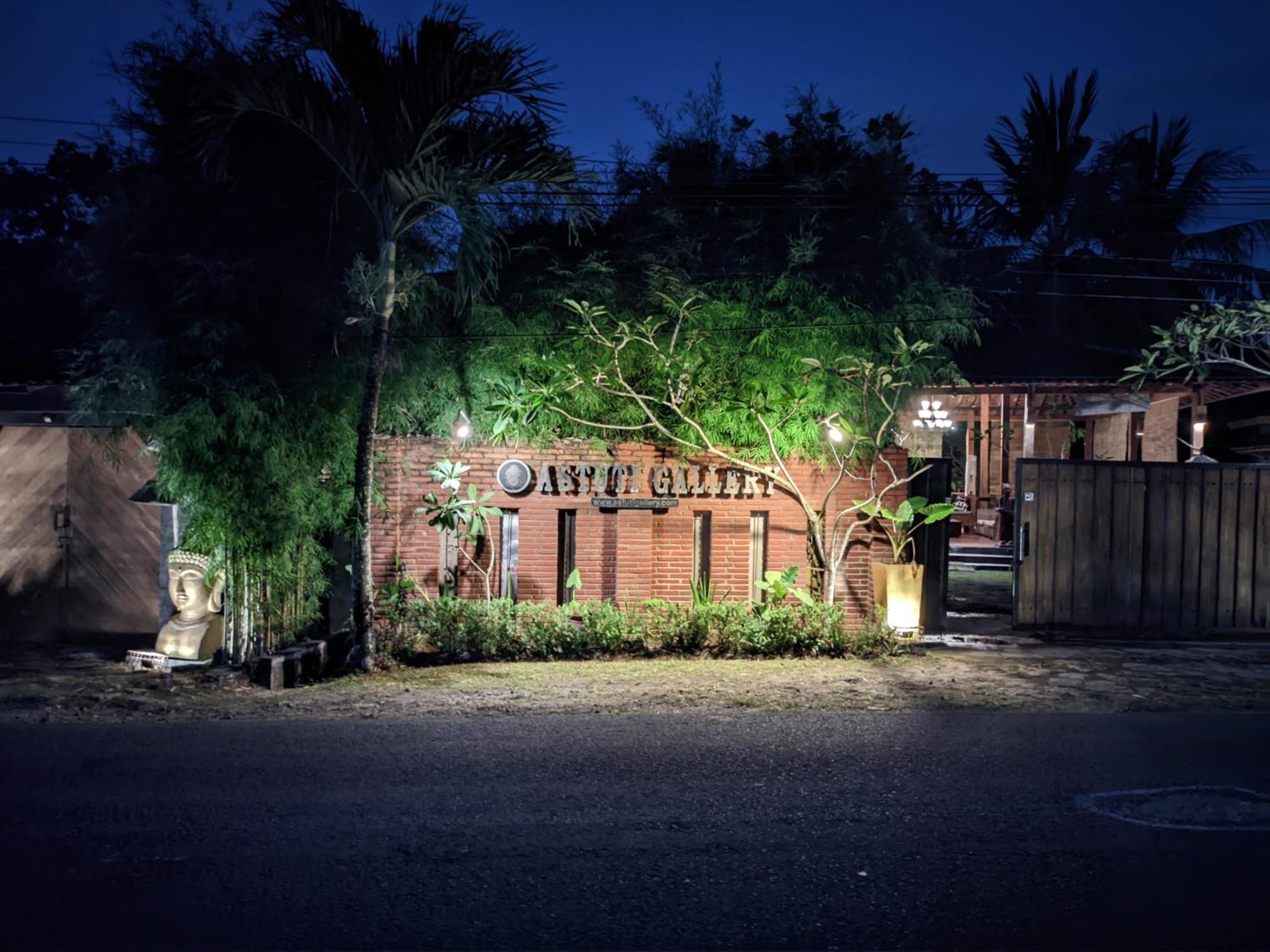 Astuti Gallery Homestay Jogjakarta Buitenkant foto
