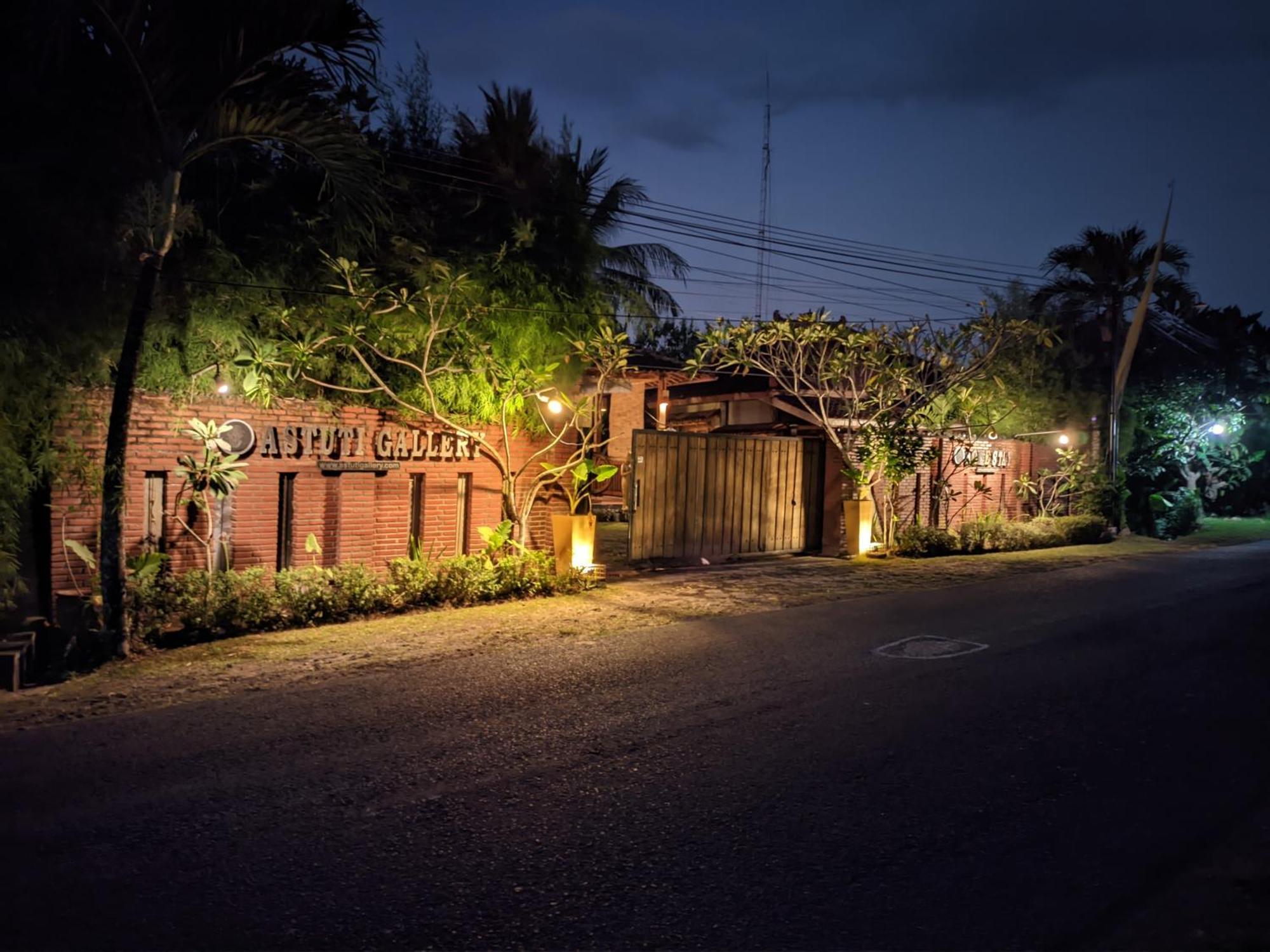 Astuti Gallery Homestay Jogjakarta Buitenkant foto