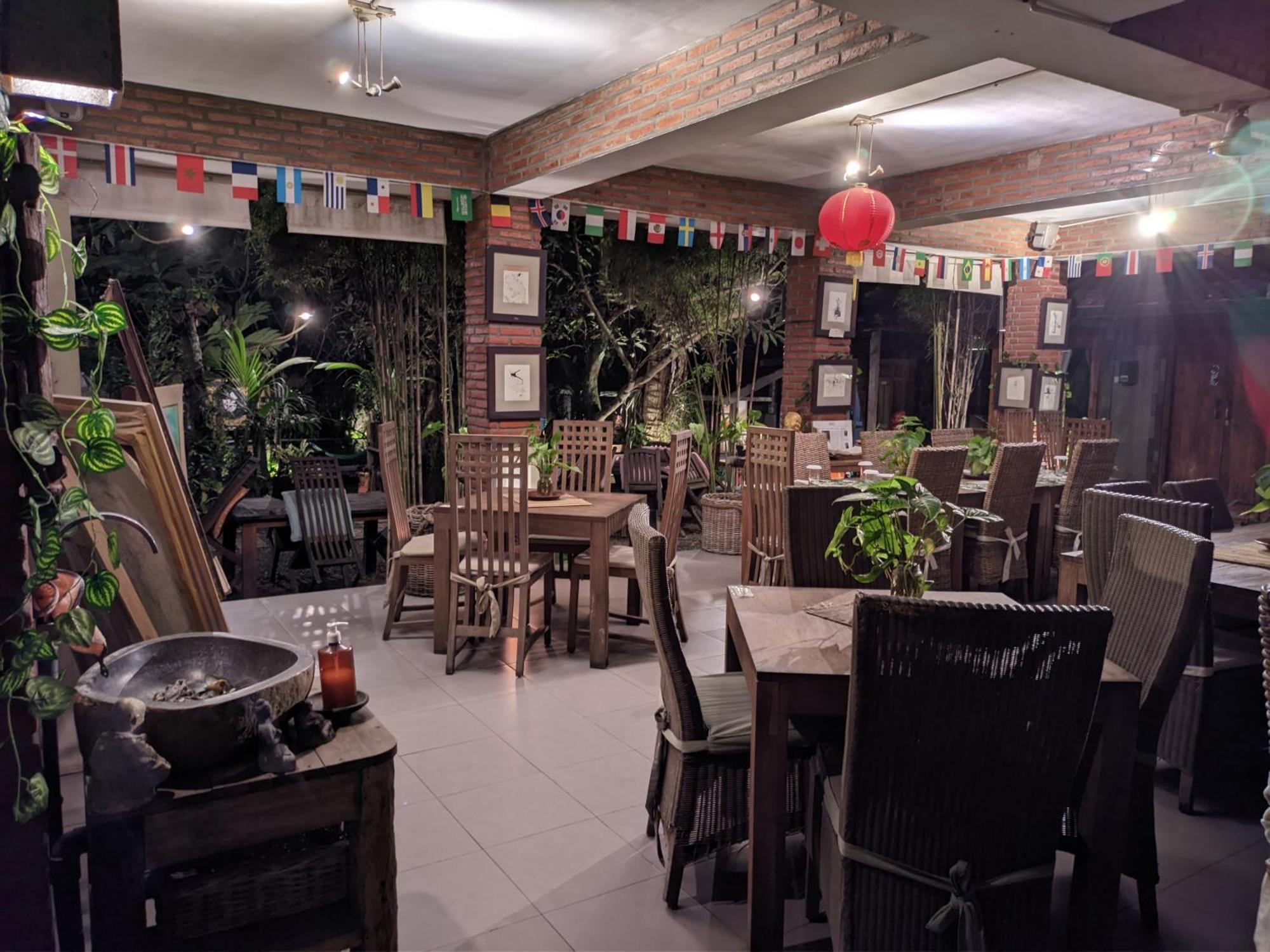 Astuti Gallery Homestay Jogjakarta Buitenkant foto