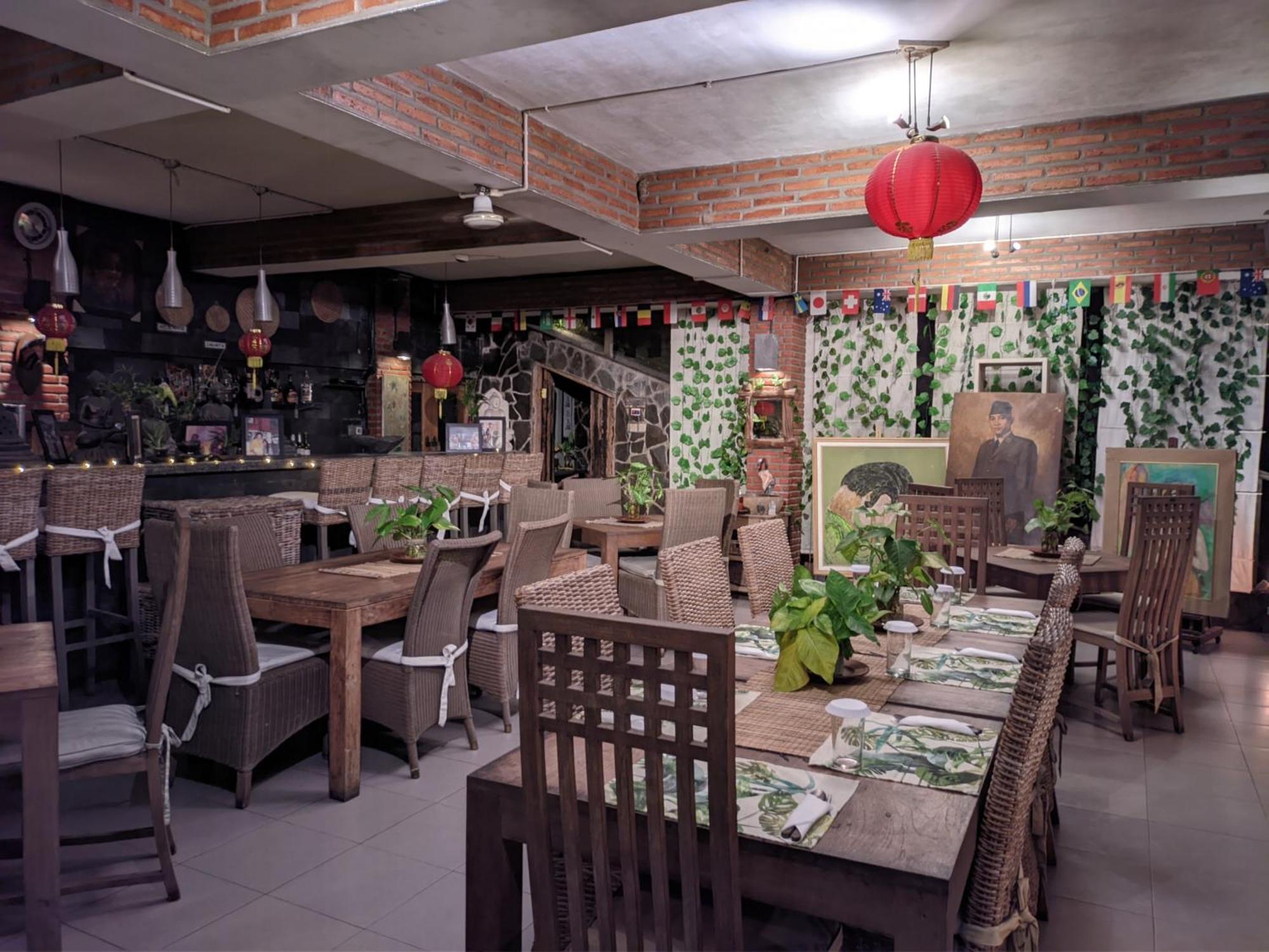 Astuti Gallery Homestay Jogjakarta Buitenkant foto