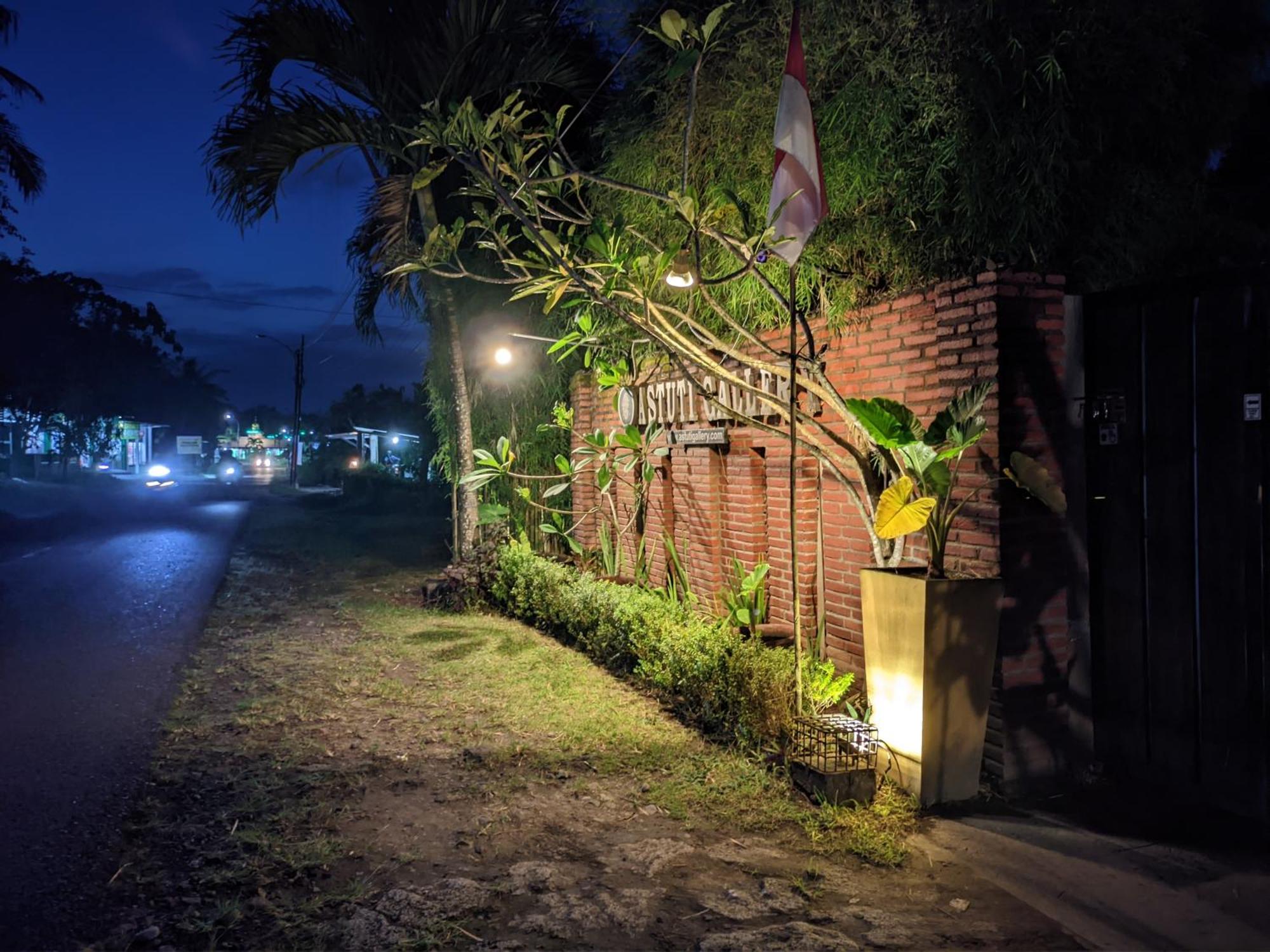 Astuti Gallery Homestay Jogjakarta Buitenkant foto