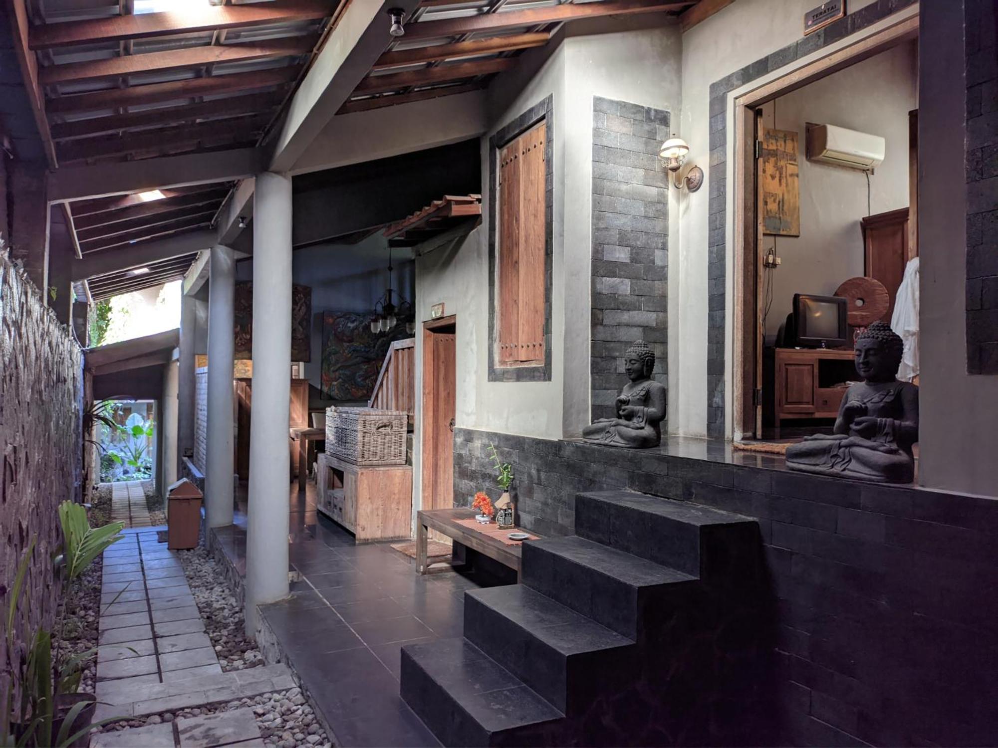 Astuti Gallery Homestay Jogjakarta Buitenkant foto