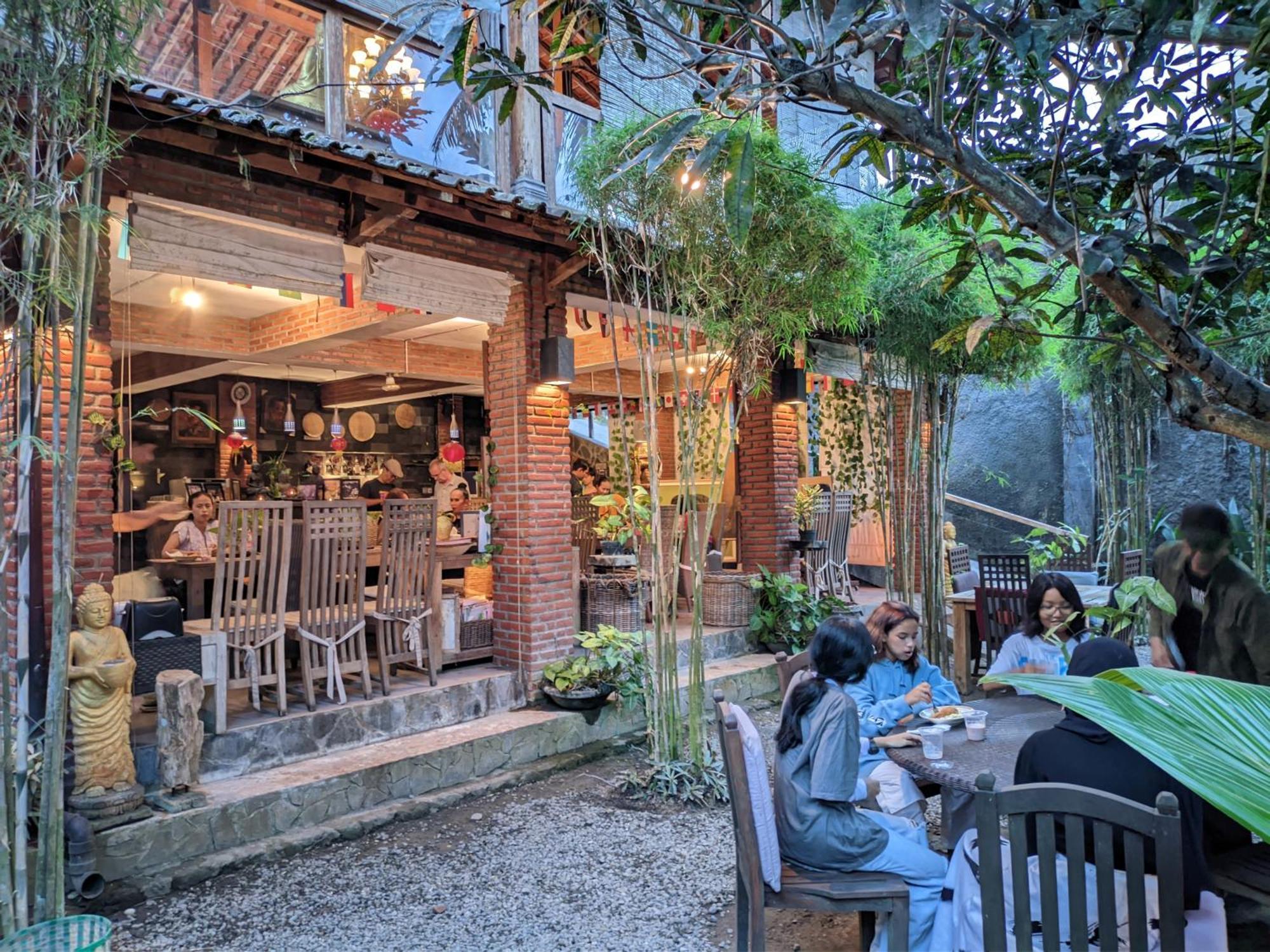 Astuti Gallery Homestay Jogjakarta Buitenkant foto
