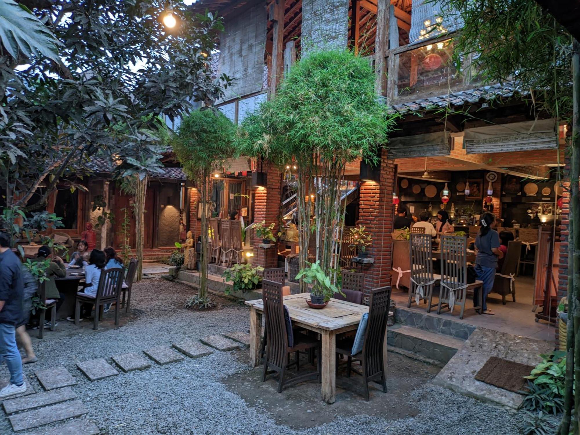 Astuti Gallery Homestay Jogjakarta Buitenkant foto