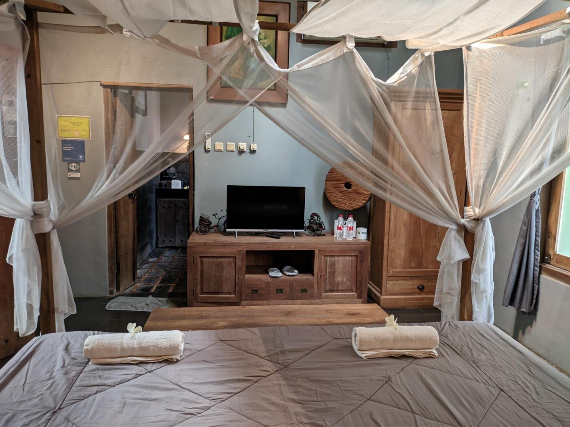 Astuti Gallery Homestay Jogjakarta Buitenkant foto