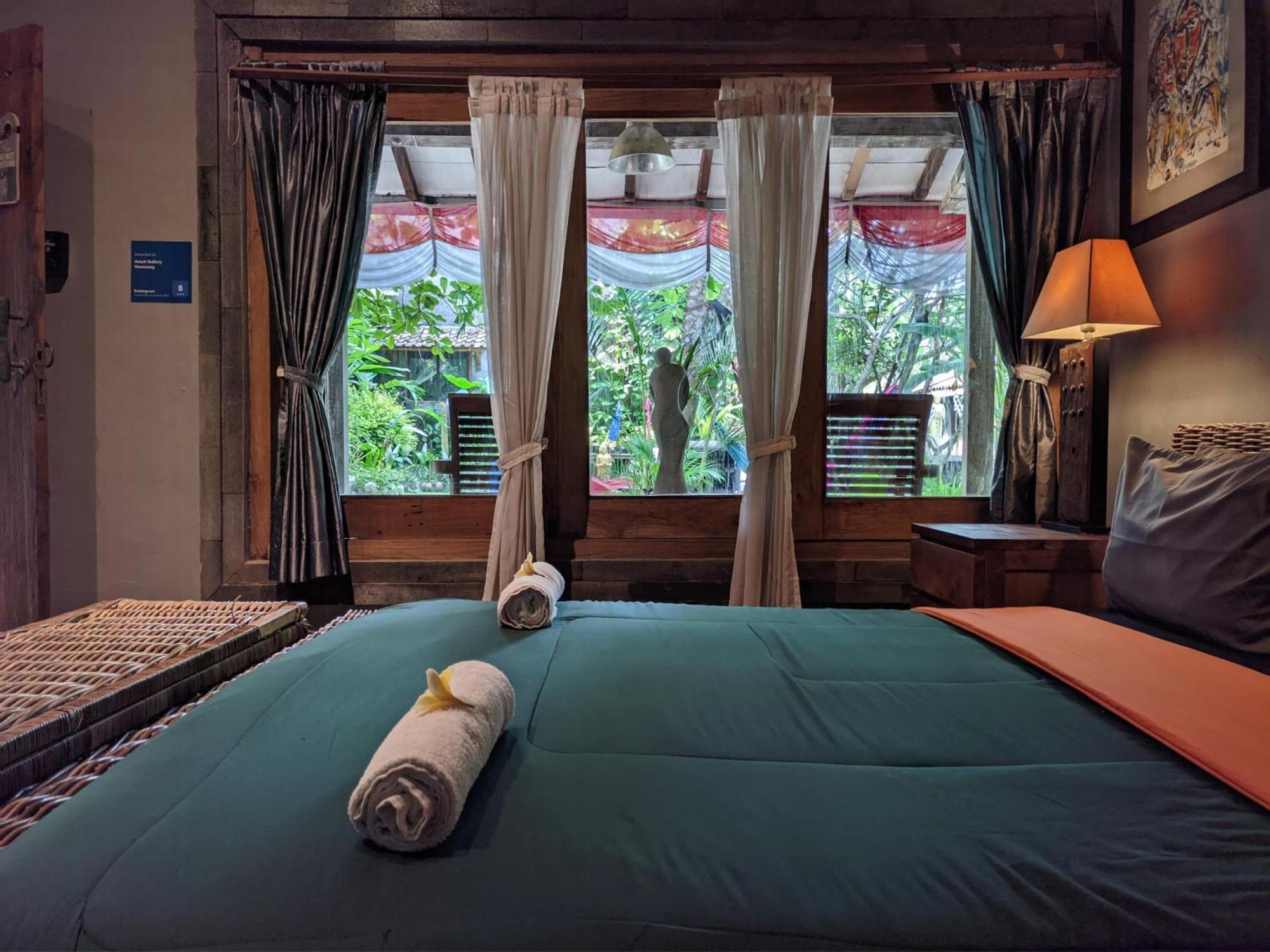 Astuti Gallery Homestay Jogjakarta Buitenkant foto