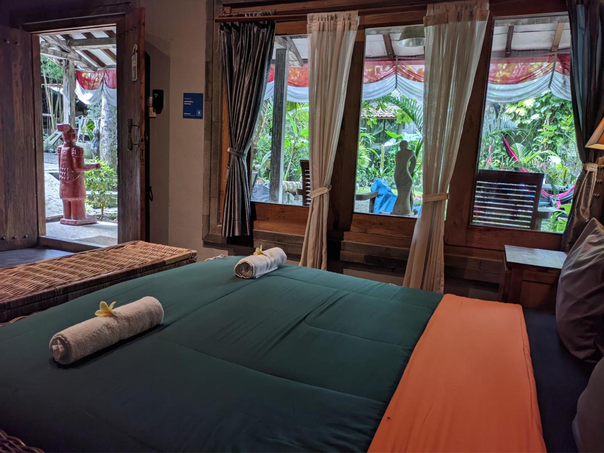 Astuti Gallery Homestay Jogjakarta Buitenkant foto