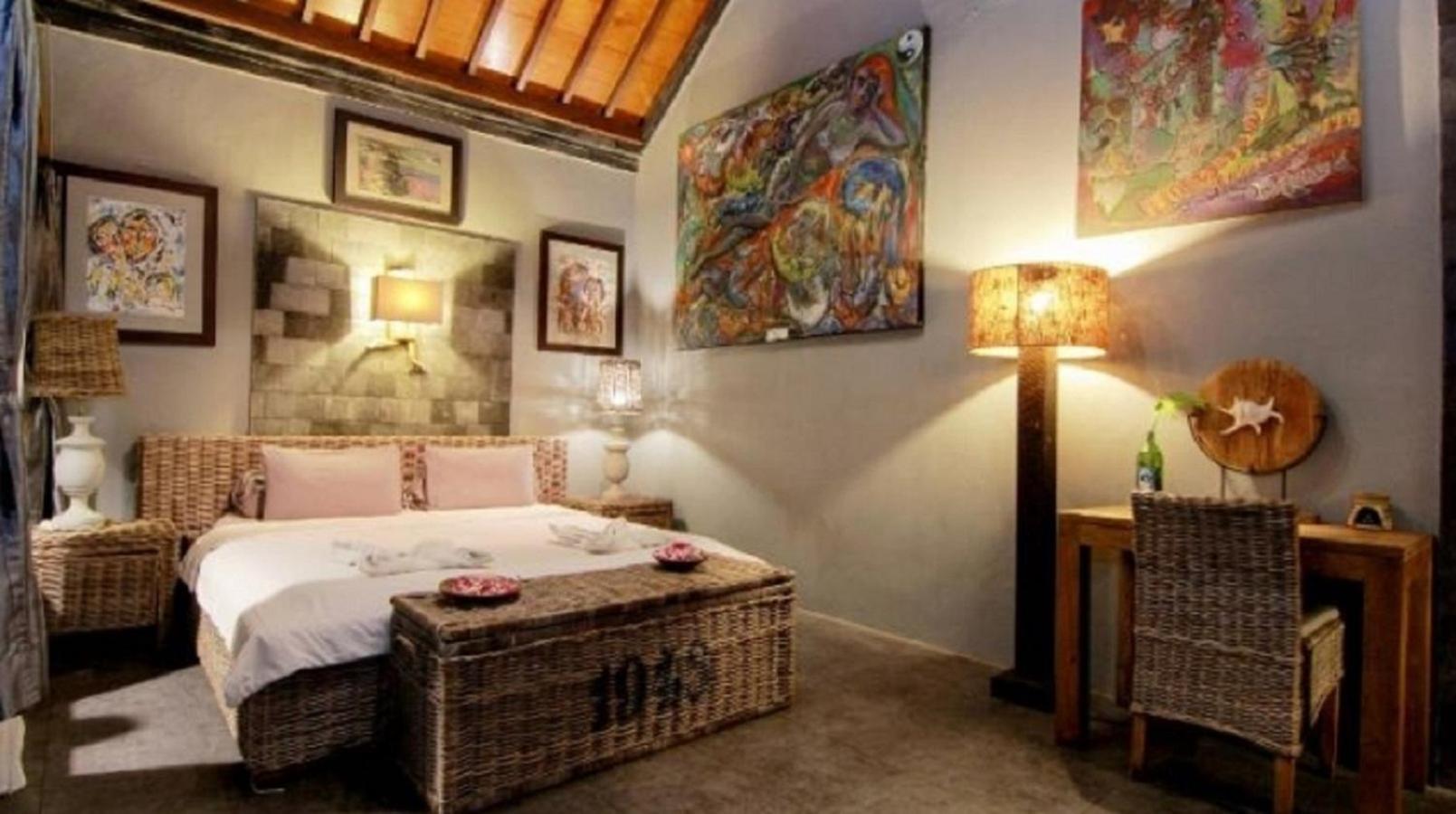Astuti Gallery Homestay Jogjakarta Buitenkant foto